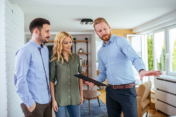 Équipe immobilière en rendez-vous avec un client